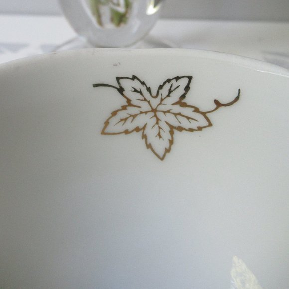 Fine Porcelain 2 Mugs "Golden Grape Leaf", Japan - Picture 8 of 11